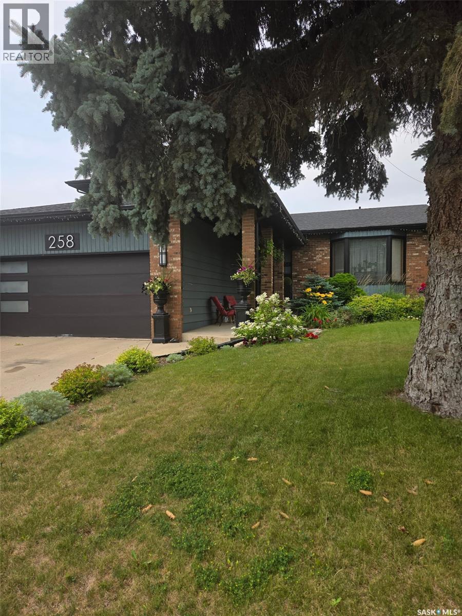 258 Ae Adams Crescent, Saskatoon, SK