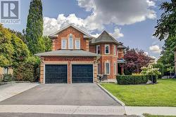 351 FAIRWAY GARDENS Newmarket, ON L3X 1B4