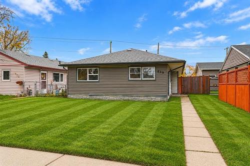 829 Chalmers AVE  Winnipeg, MB R2L 0H1