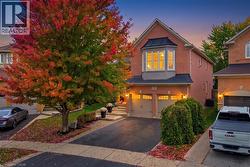 2447 HIGHMOUNT Crescent Oakville, ON L6M 4Y9