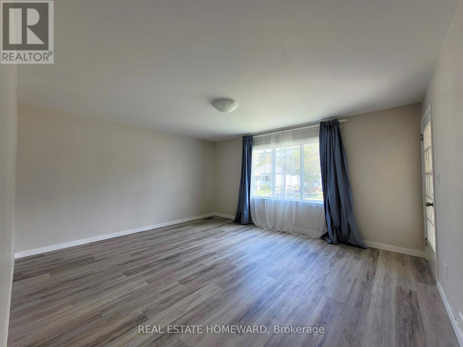 Main Floor Living Room - 228 East 25Th Street, Hamilton, ON