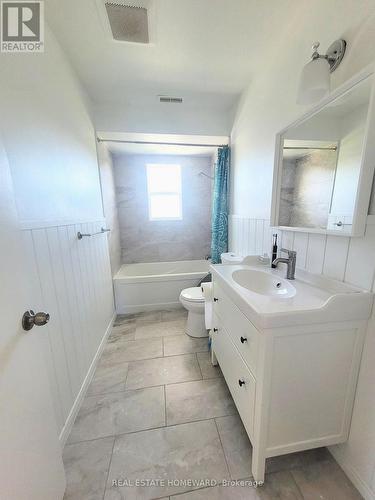 Upper Floor Bathroom - 228 East 25Th Street, Hamilton, ON 