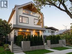 2 2879 E 43 AVENUE  Vancouver, BC V5R 2Z1