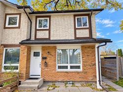 27 West Lake CR  Winnipeg, MB R3T 4T3