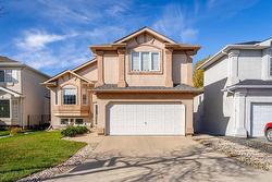 36 Courland Bay  Winnipeg, MB R2P 2X2