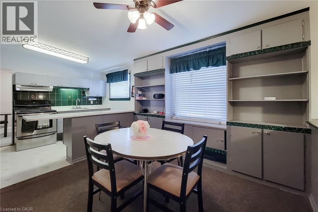 Functional eat-in kitchen with plenty of cabinet storage and space for casual dining - 286 Mohawk Road W, Hamilton, ON