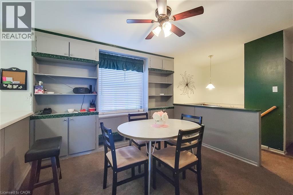 Cozy breakfast area with built-in shelving and room for everyday meals - 286 Mohawk Road W, Hamilton, ON