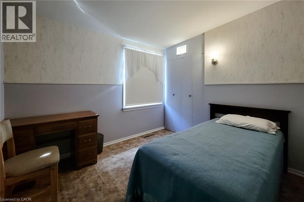 Third main-floor bedroom with space for guests or a dedicated workspace - 286 Mohawk Road W, Hamilton, ON