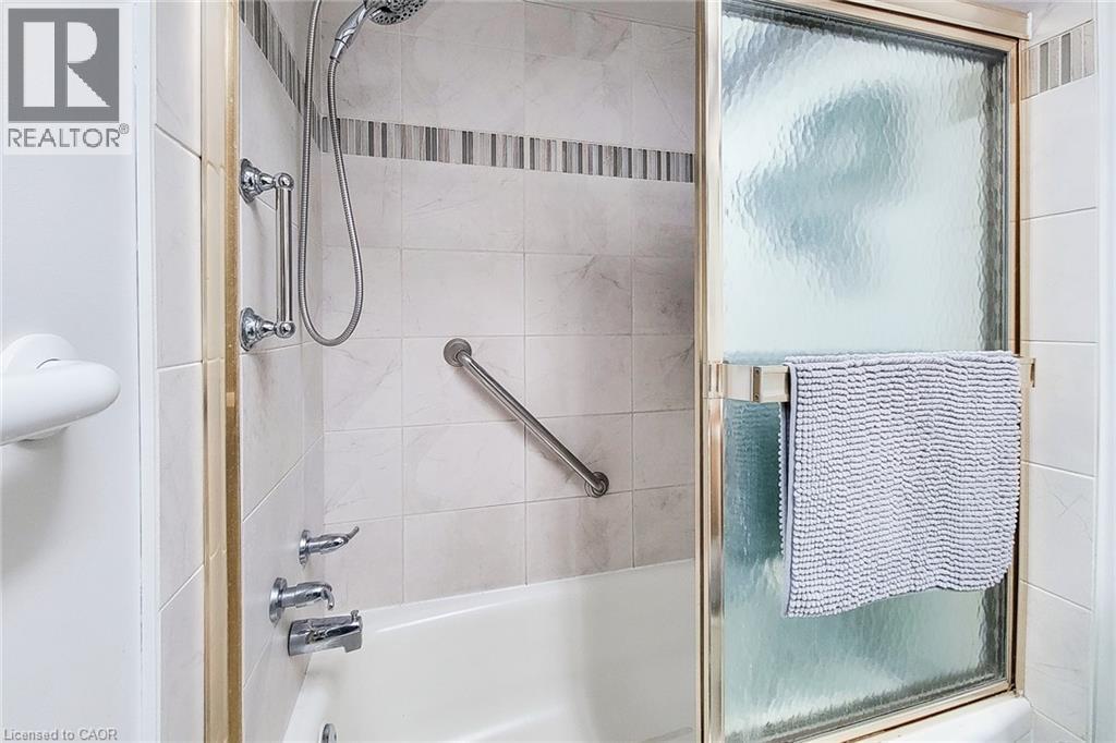 Four-piece main-floor bathroom featuring a convenient tub and shower combination - 286 Mohawk Road W, Hamilton, ON
