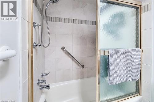 Four-piece main-floor bathroom featuring a convenient tub and shower combination - 286 Mohawk Road W, Hamilton, ON 
