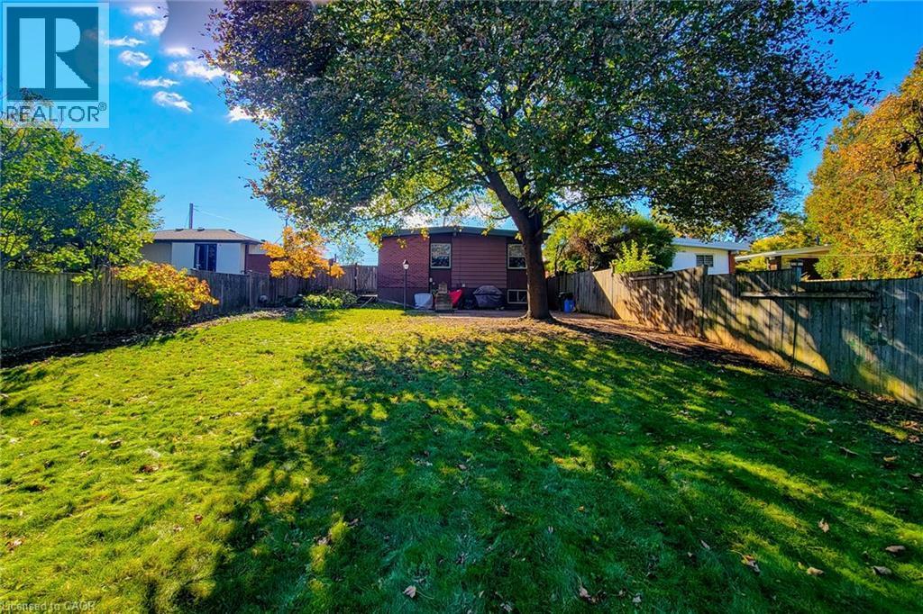Impressive 156-foot-deep lot featuring an expansive lawn and mature trees - 286 Mohawk Road W, Hamilton, ON
