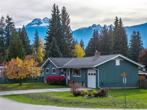 1669 Hiob Road  Revelstoke, BC V0E 2S0