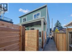 1 2552 DUNDAS STREET  Vancouver, BC V5K 1P8