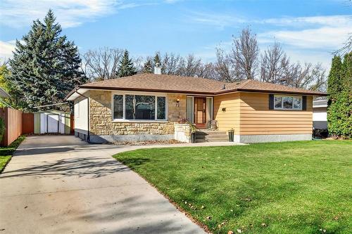 73 Dickens Drive  Winnipeg, MB R3K 0P6