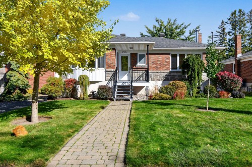 215 Rue Alexandre  Laval (Pont-Viau), QC H7G 3L4