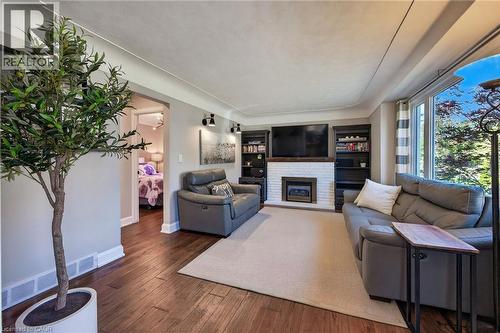 Cove ceilings, large kitchen window, gas fireplace ... what a cozy spot for the family. - 10 Mulock Avenue, Hamilton, ON 