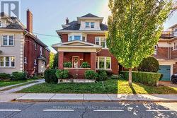 194 DELAWARE AVENUE  Hamilton, ON L8M 1W1