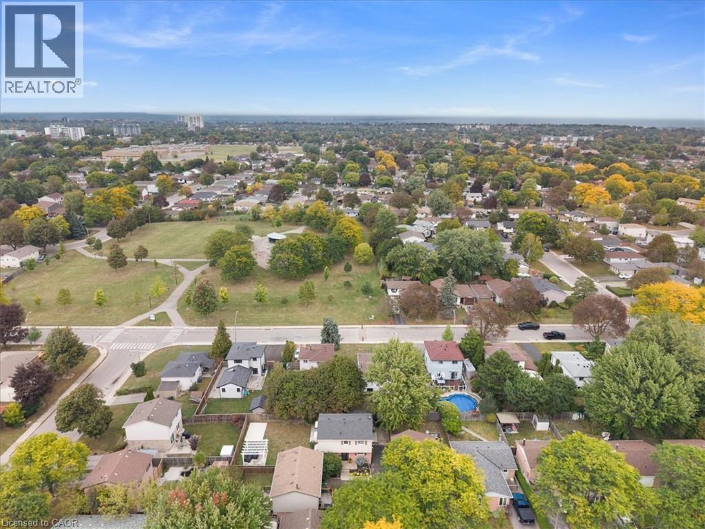 Expansive neighborhood featuring mature trees and established residential properties - 31 Berrisfield Crescent, Hamilton, ON