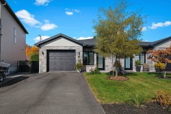 210 Rue Alexandre-Rodrigue Gatineau (Buckingham), QC J8L 0E2