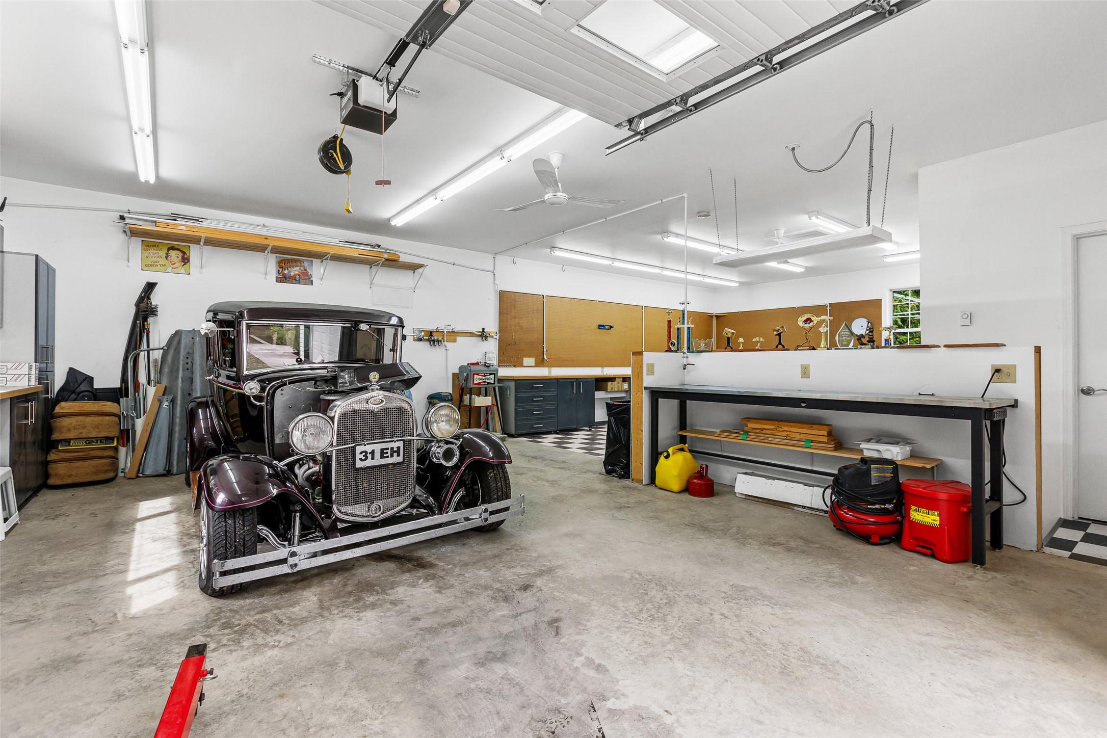 1548 Teetzel Road, Creston, BC - Indoor Photo Showing Garage