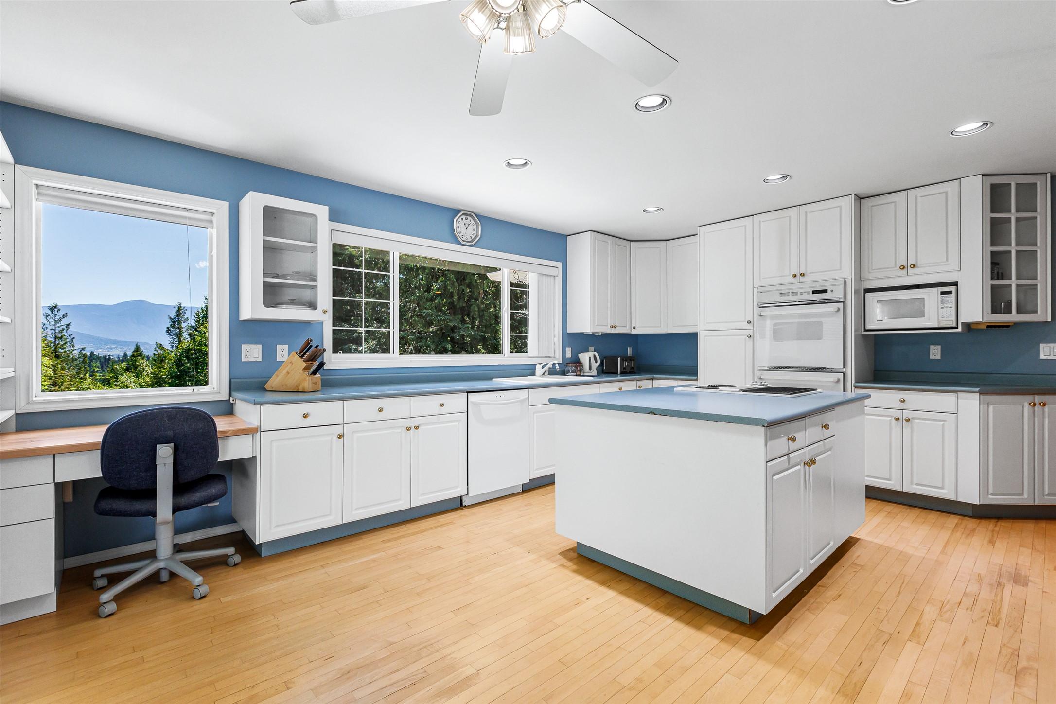 1548 Teetzel Road, Creston, BC - Indoor Photo Showing Kitchen