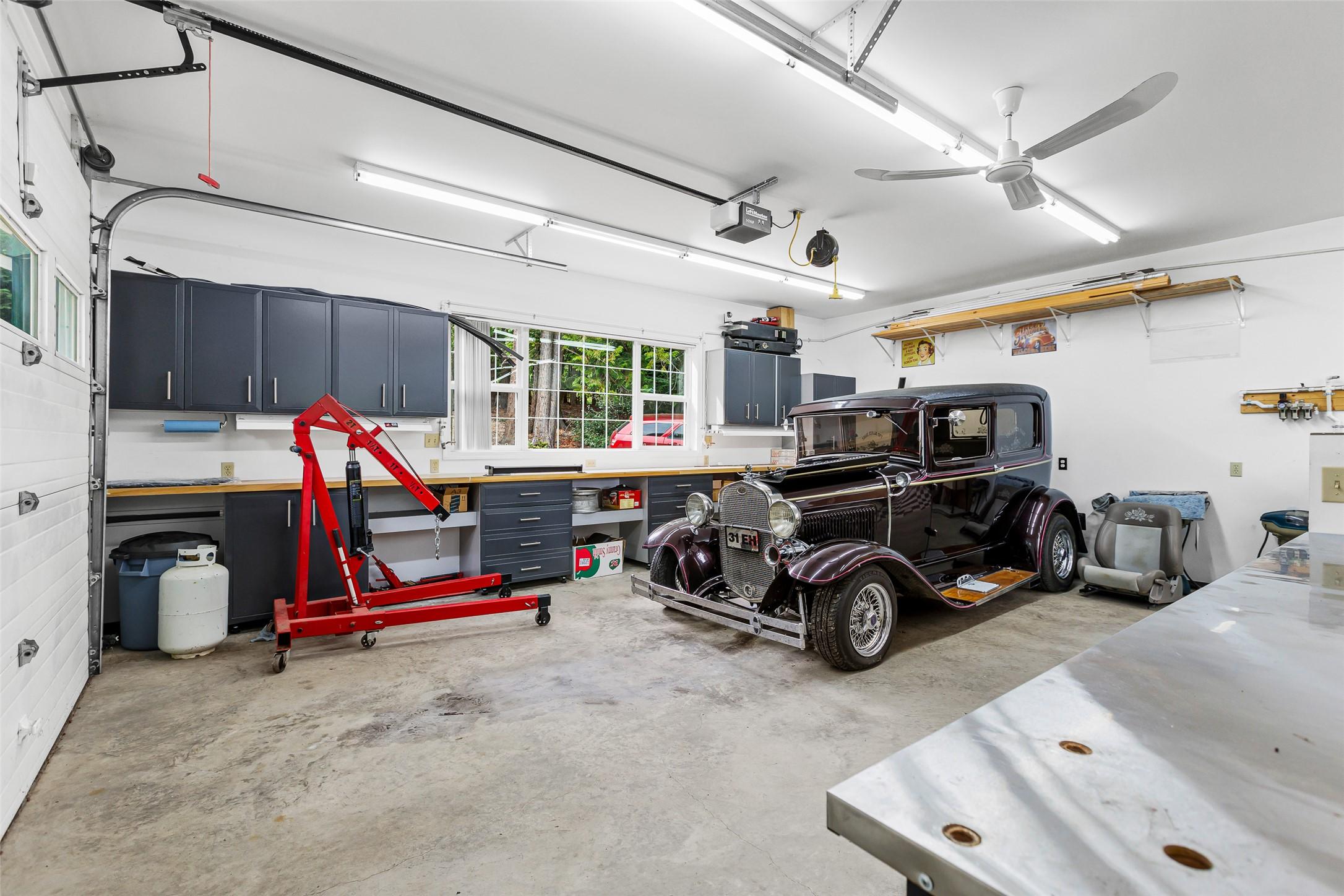 1548 Teetzel Road, Creston, BC - Indoor Photo Showing Garage