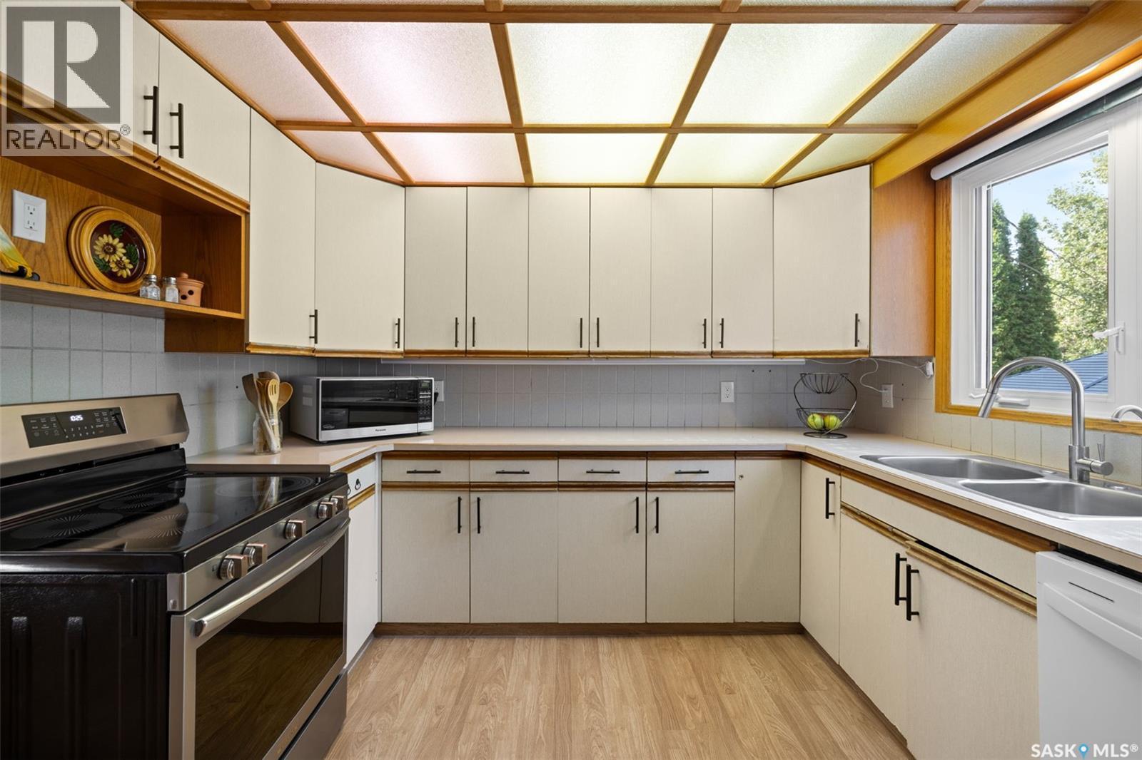 23 Ridgedale Bay, White City, SK - Indoor Photo Showing Kitchen With Double Sink