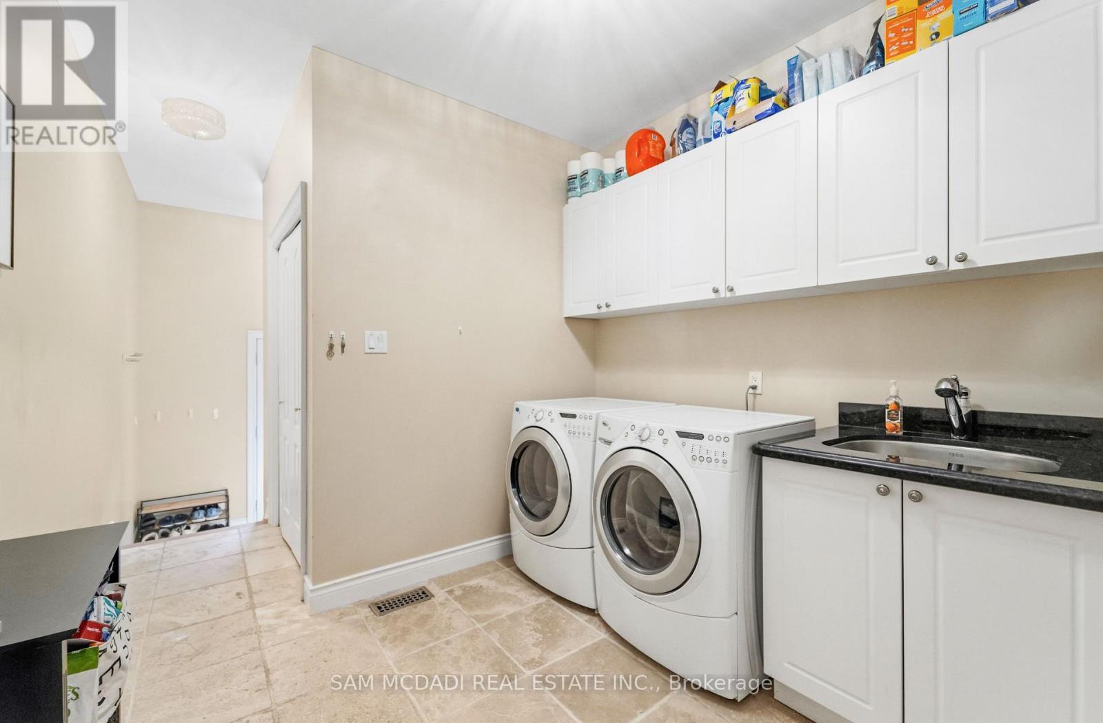 527 Meadow Wood Road, Mississauga, ON - Indoor Photo Showing Laundry Room