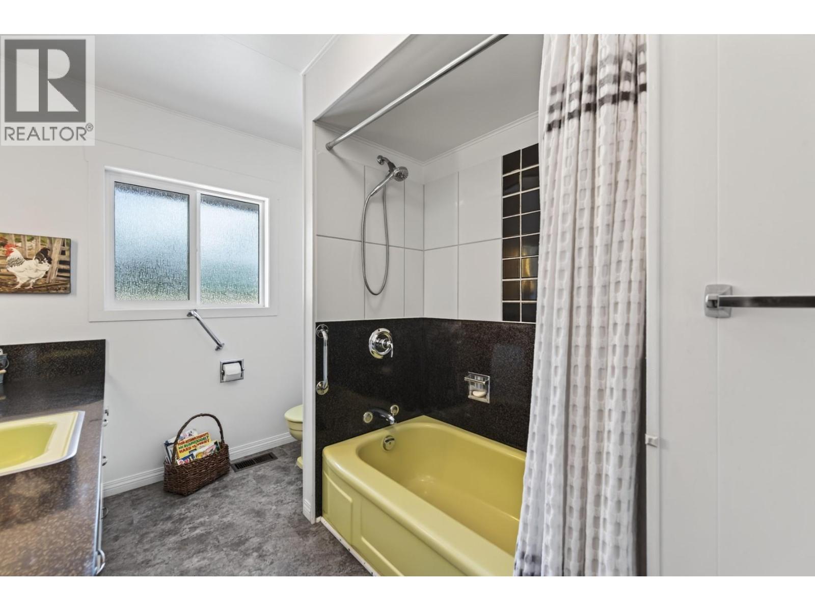 2156 Back Valley Road, Cache Creek, BC - Indoor Photo Showing Bathroom