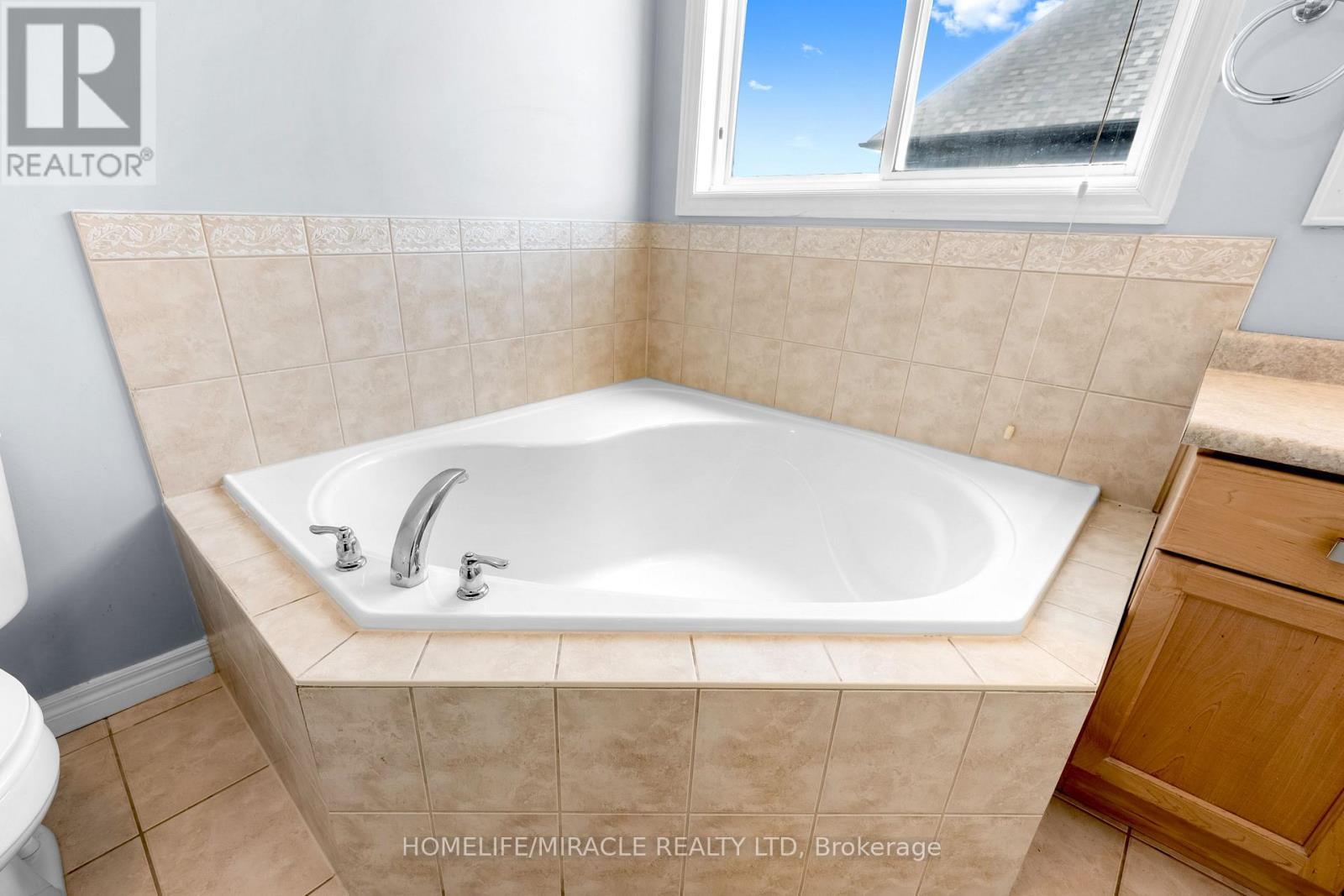 4 Clairfields Drive W, Guelph, ON - Indoor Photo Showing Bathroom
