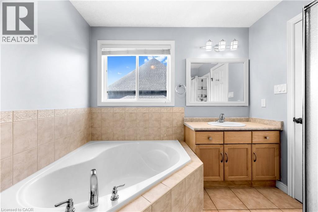 4 Clairfields Drive W, Guelph, ON - Indoor Photo Showing Bathroom