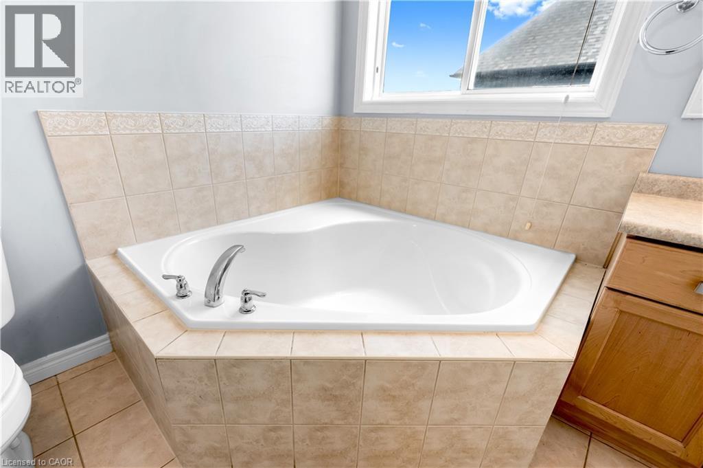 4 Clairfields Drive W, Guelph, ON - Indoor Photo Showing Bathroom