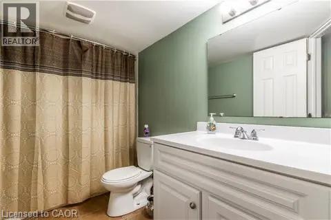 4 Clairfields Drive W, Guelph, ON - Indoor Photo Showing Bathroom