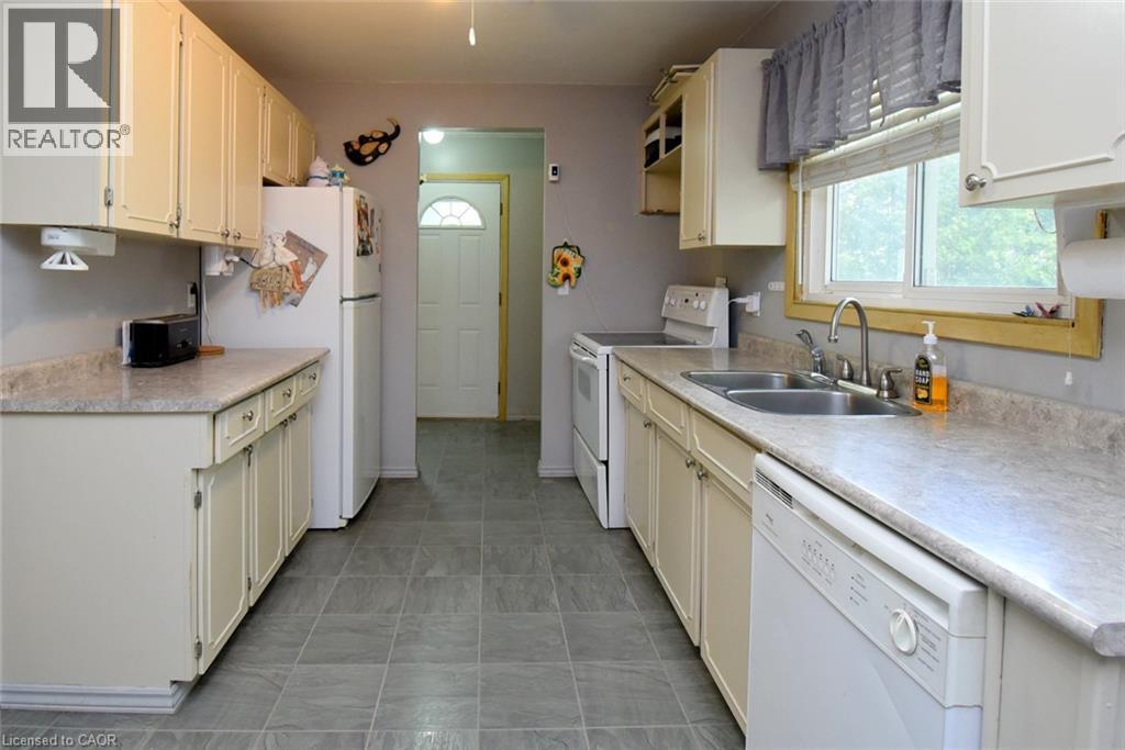 120 Eaglewood Boulevard, Mississauga, ON - Indoor Photo Showing Kitchen With Double Sink