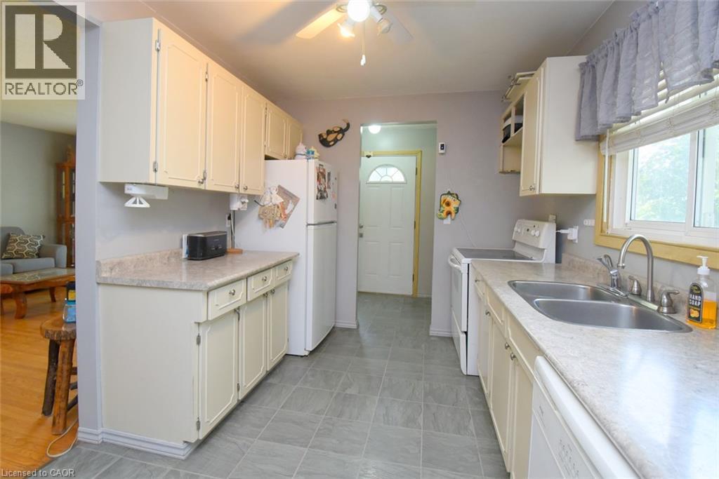 120 Eaglewood Boulevard, Mississauga, ON - Indoor Photo Showing Kitchen With Double Sink