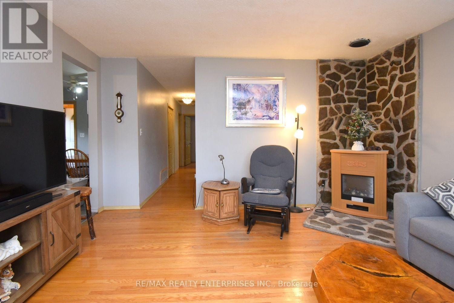 120 Eaglewood Boulevard, Mississauga, ON - Indoor Photo Showing Living Room With Fireplace