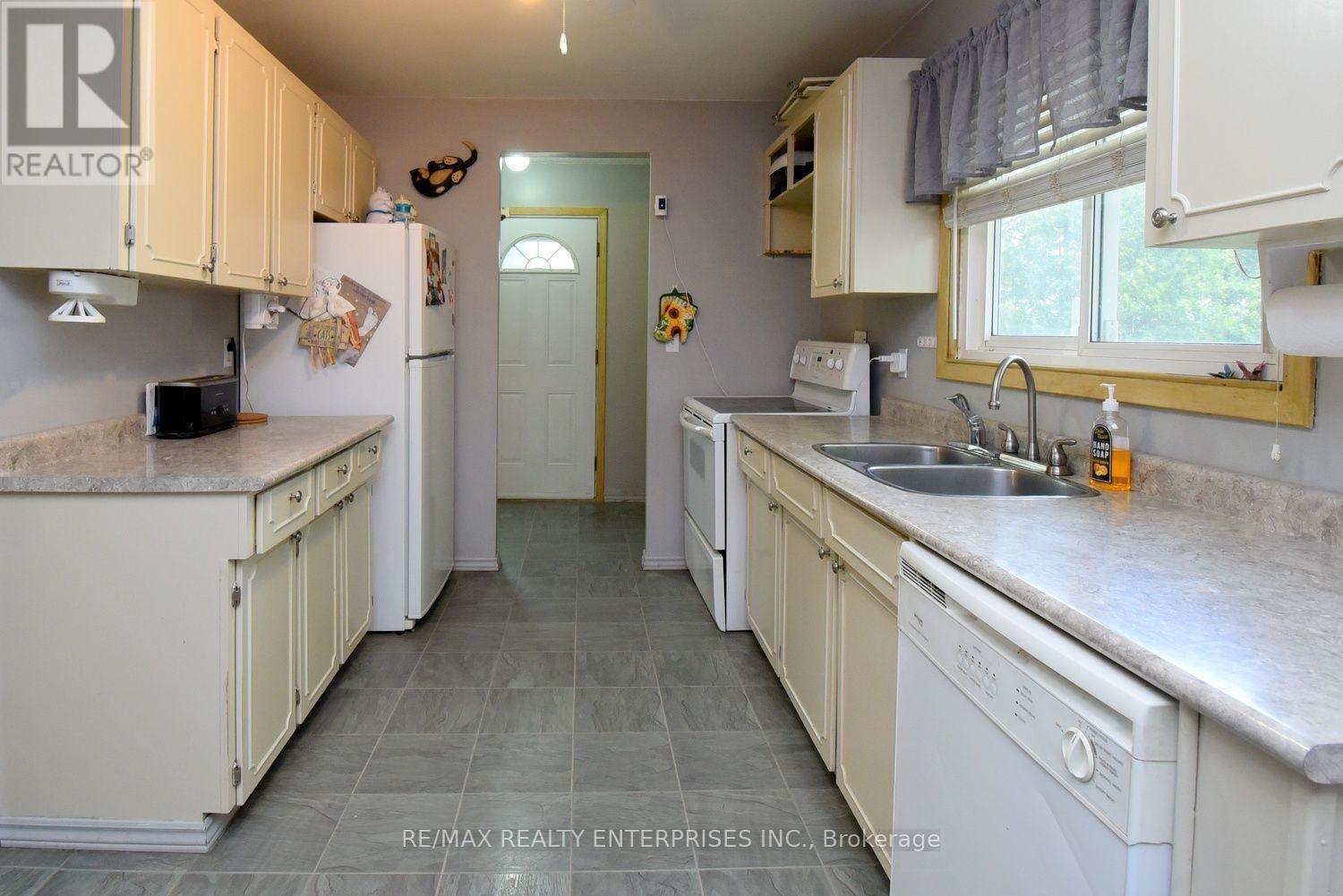 120 Eaglewood Boulevard, Mississauga, ON - Indoor Photo Showing Kitchen With Double Sink