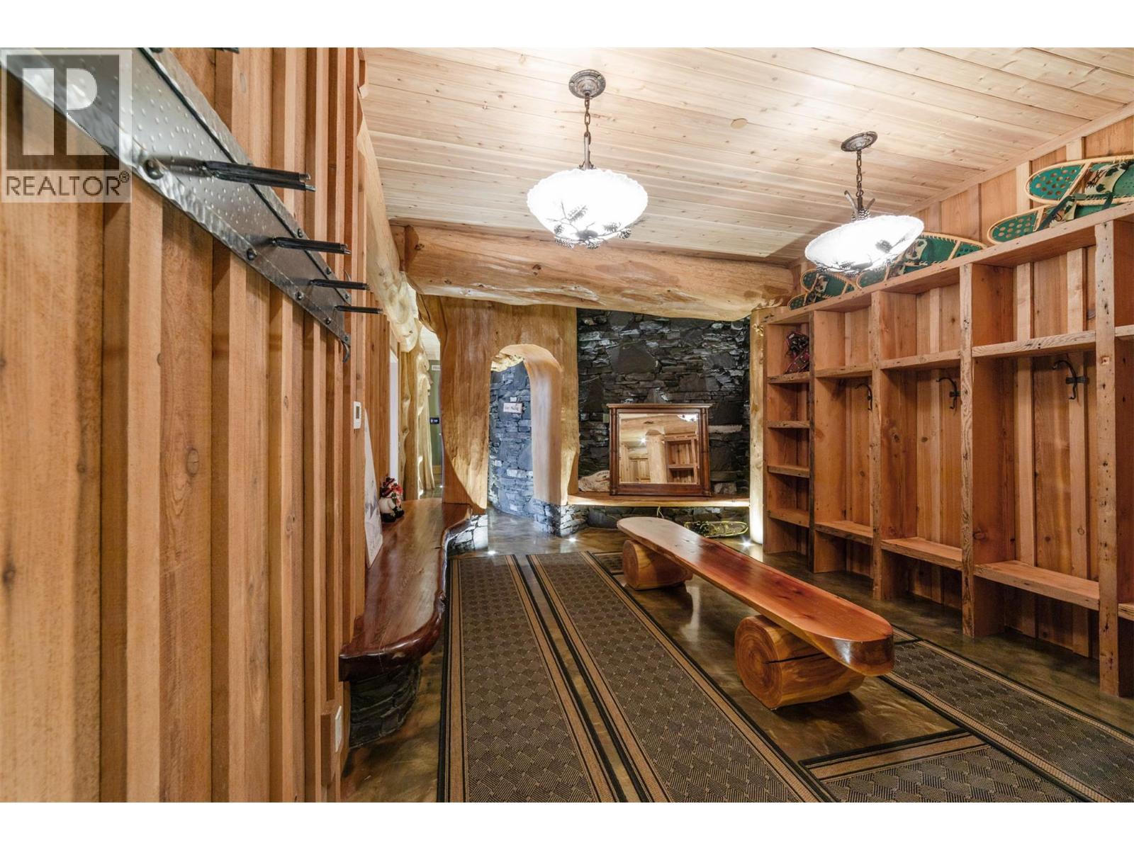 525 Feathertop Way, Big White, BC - Indoor Photo Showing Other Room