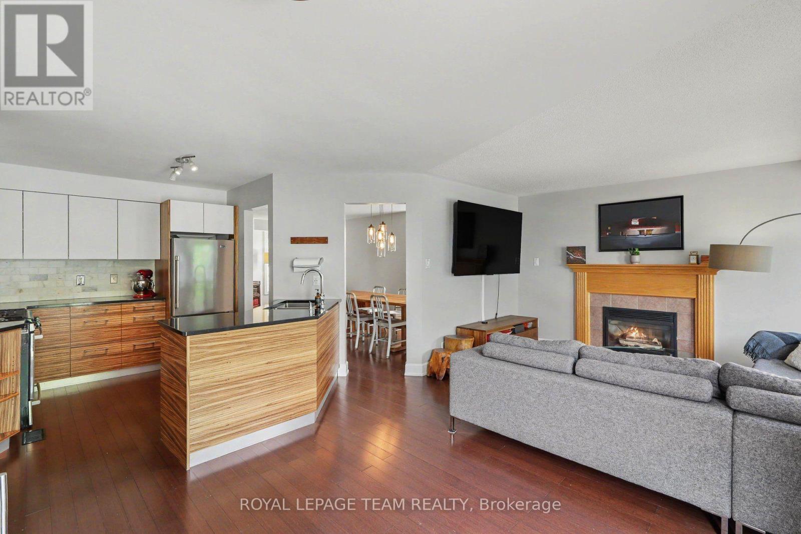 45 Coleridge Street, Ottawa, ON - Indoor Photo Showing Living Room With Fireplace