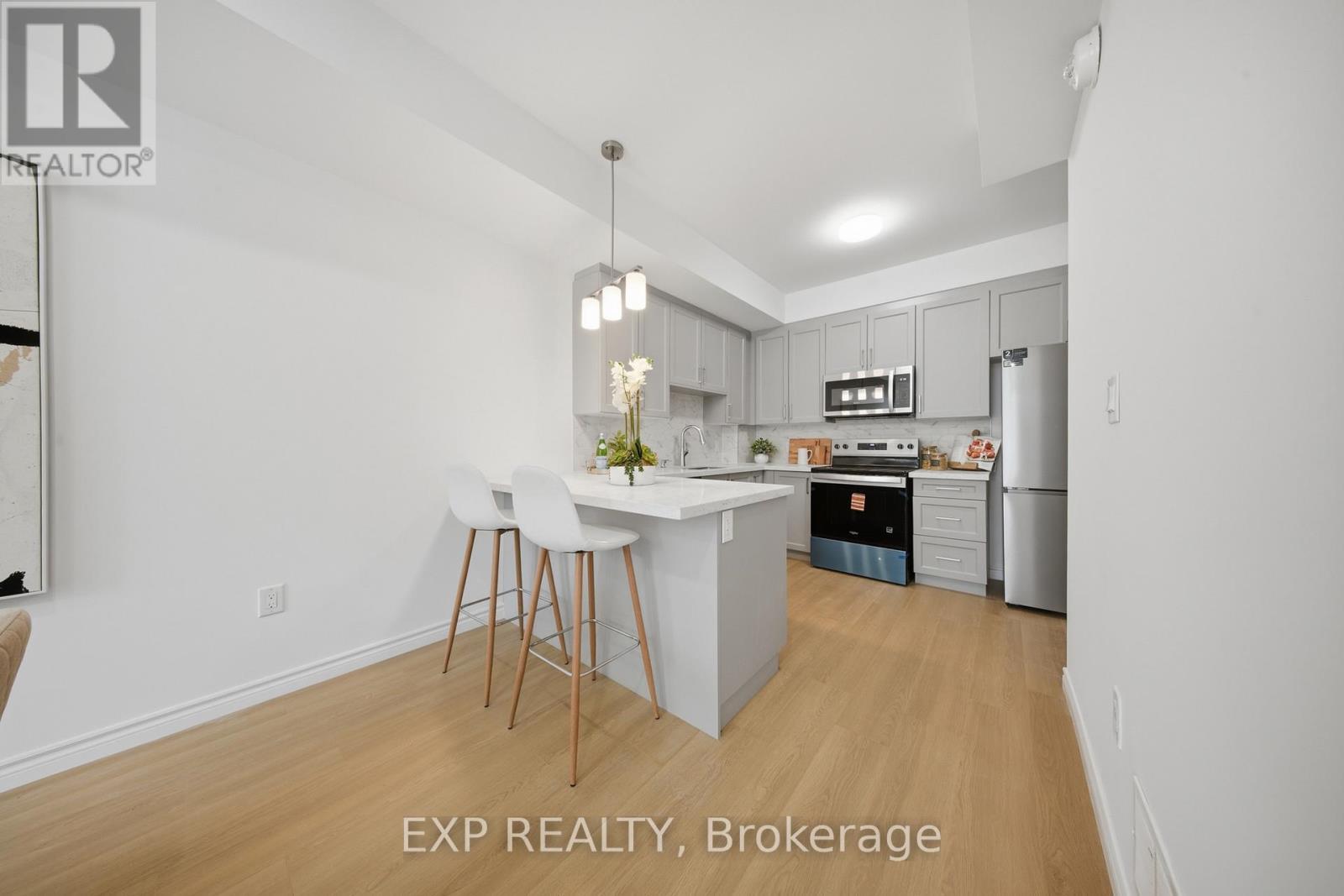10 - 2 Slessor Boulevard, Grimsby, ON - Indoor Photo Showing Kitchen With Stainless Steel Kitchen With Upgraded Kitchen
