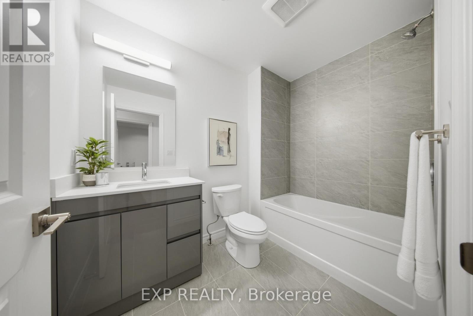 10 - 2 Slessor Boulevard, Grimsby, ON - Indoor Photo Showing Bathroom