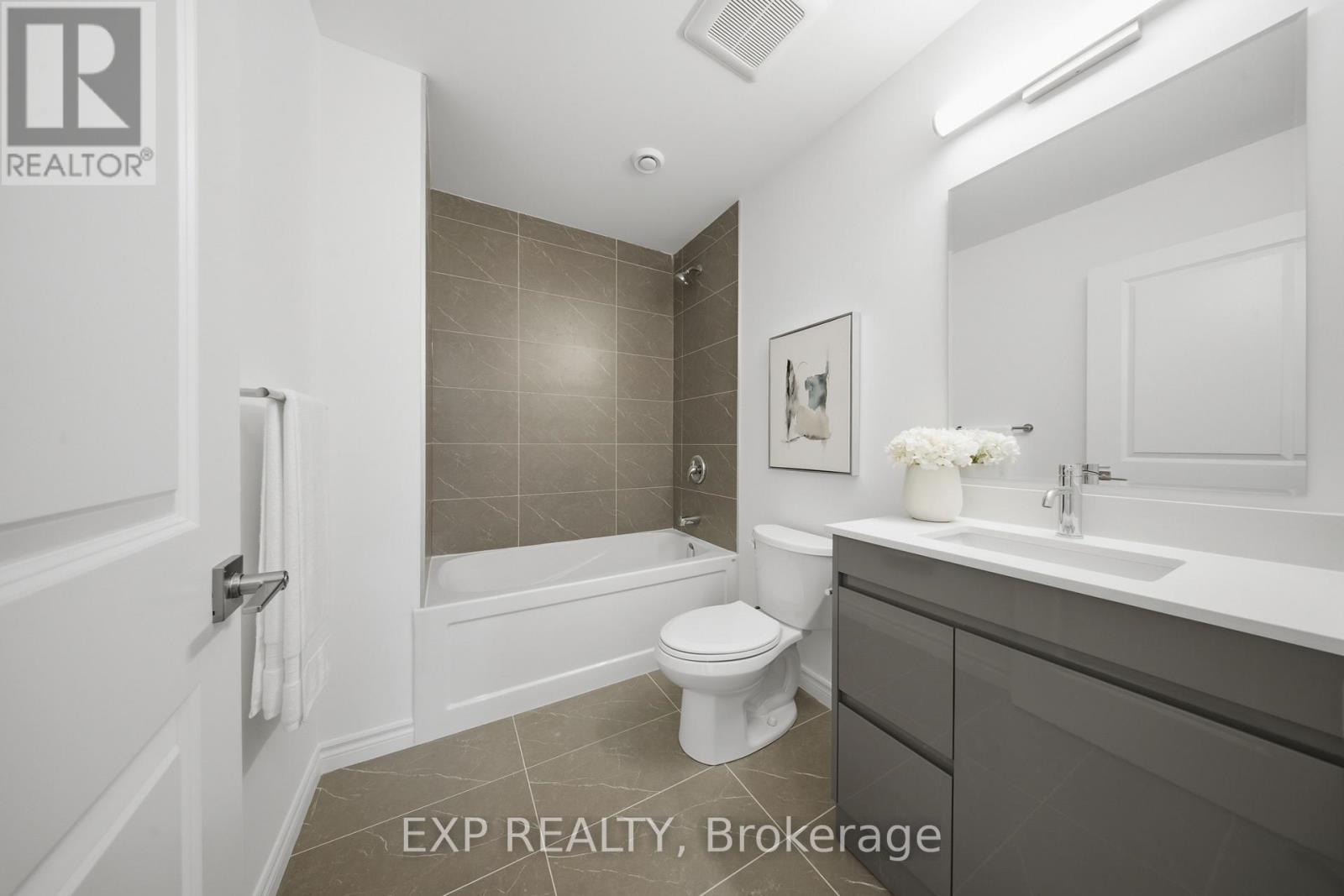 10 - 2 Slessor Boulevard, Grimsby, ON - Indoor Photo Showing Bathroom