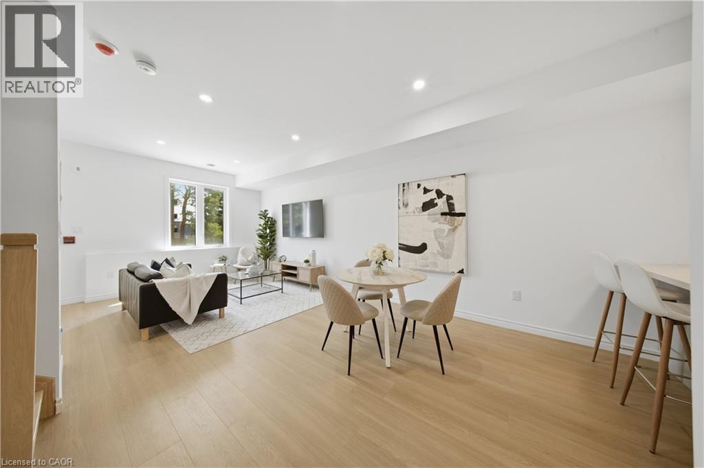 2 Slessor Boulevard Unit# 10, Grimsby, ON - Indoor Photo Showing Dining Room