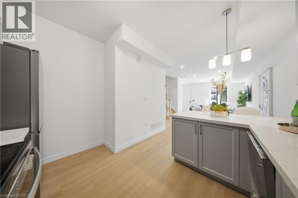 2 Slessor Boulevard Unit# 10, Grimsby, ON - Indoor Photo Showing Kitchen
