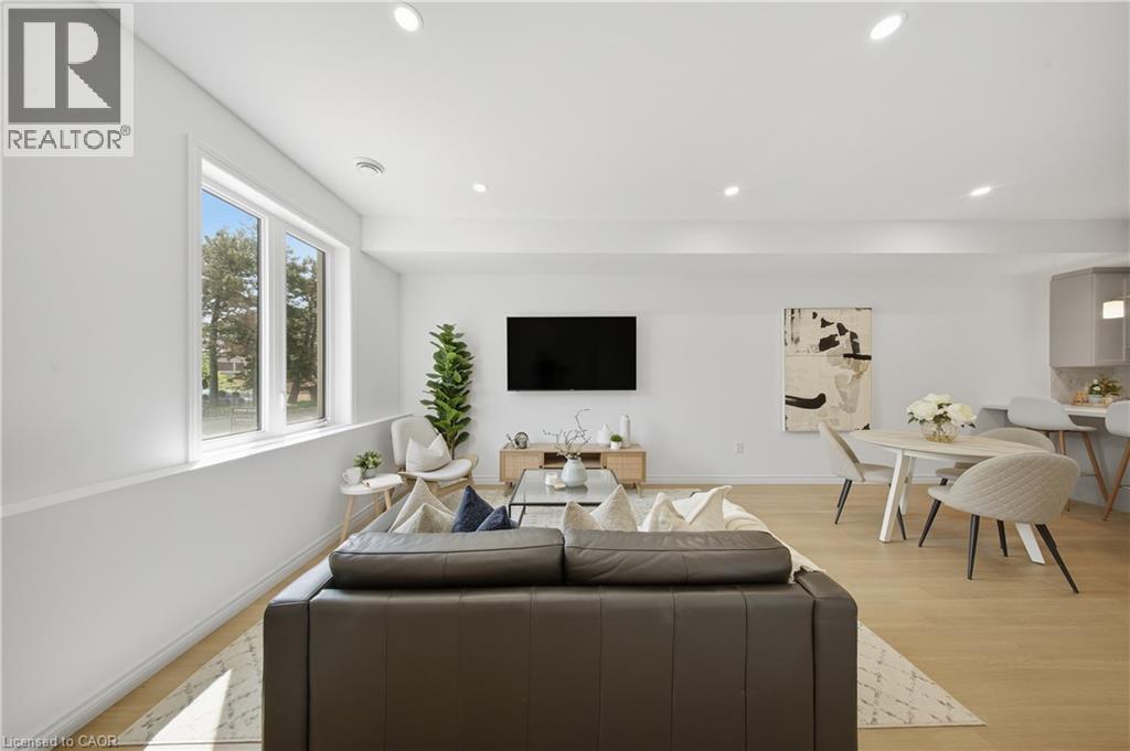 2 Slessor Boulevard Unit# 10, Grimsby, ON - Indoor Photo Showing Living Room