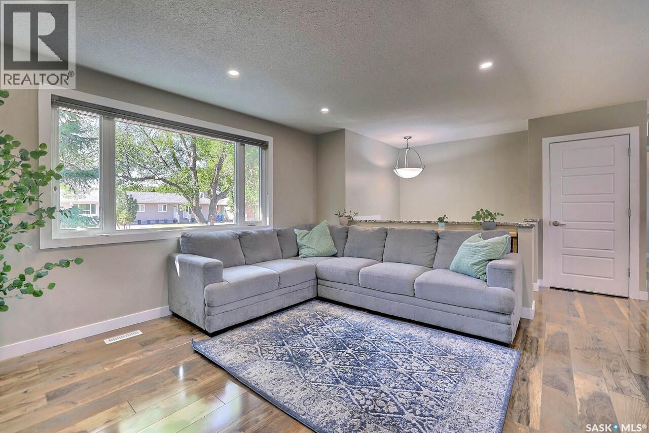6918 1St Avenue N, Regina, SK - Indoor Photo Showing Living Room