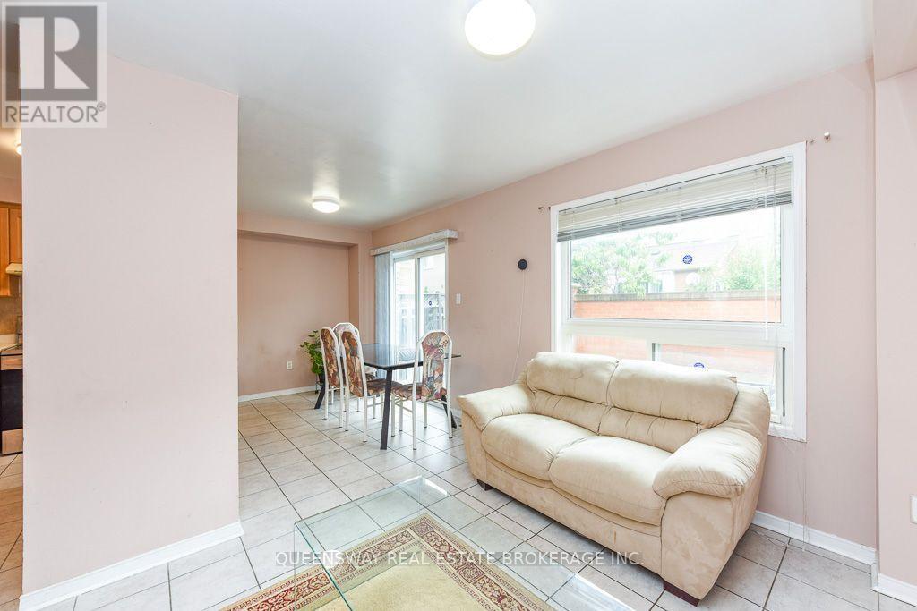 46 Thunderbird Trail, Brampton, ON - Indoor Photo Showing Living Room
