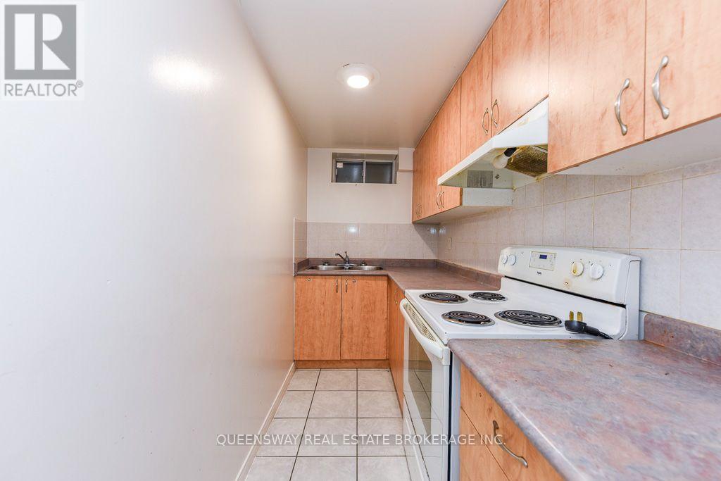 46 Thunderbird Trail, Brampton, ON - Indoor Photo Showing Kitchen With Double Sink
