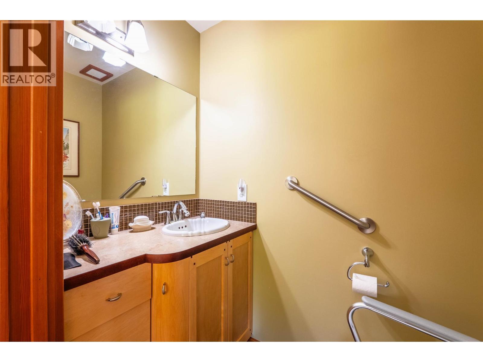 541 Bear Road, Salmo, BC - Indoor Photo Showing Bathroom