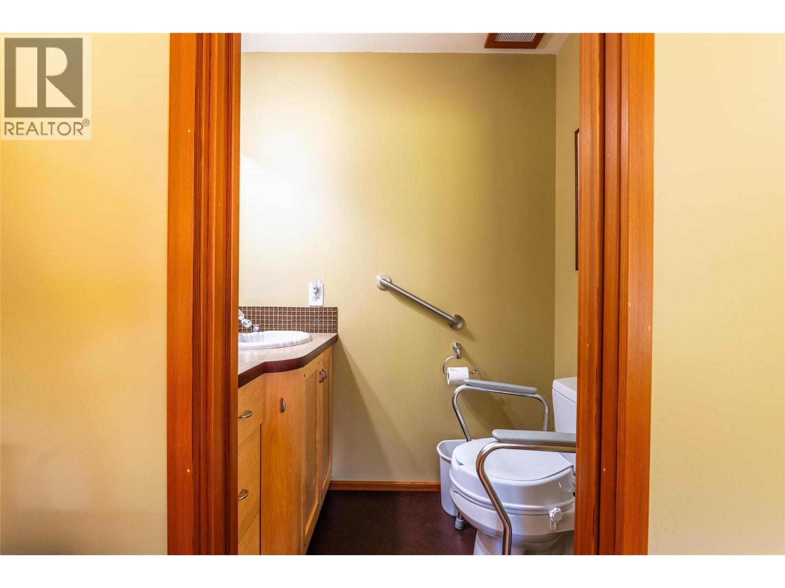 541 Bear Road, Salmo, BC - Indoor Photo Showing Bathroom
